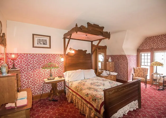 Top Hotels in Dubuque for a Scenic Mississippi Stay