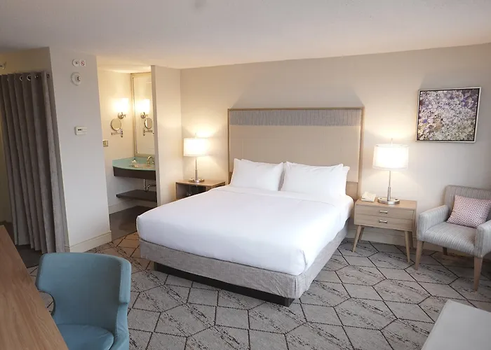 Top Hotels Near Syracuse Airport with Shuttle