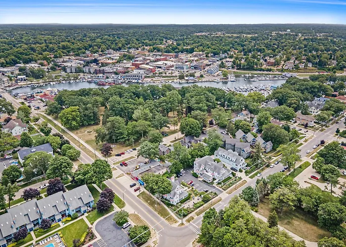 Top Hotels in South Haven for a Lakeside Escape