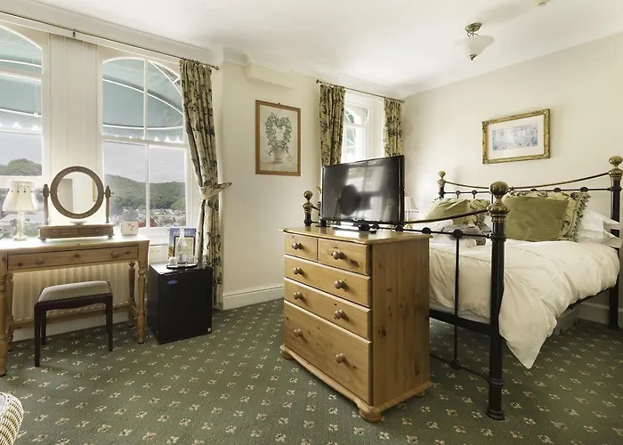 Best Looe Harbour Hotels for Tranquil Coastal Stays