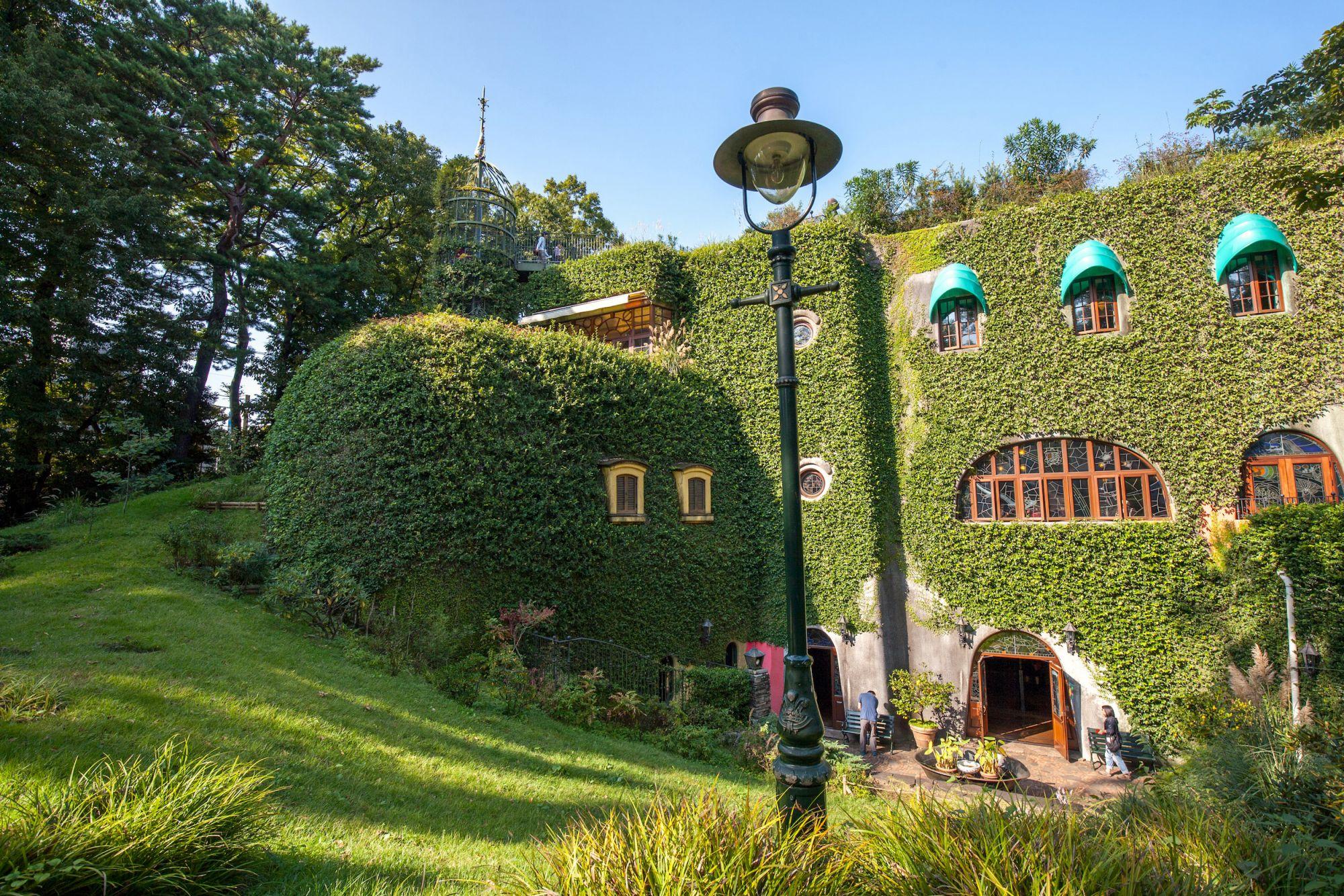 Tokyo for storytellers: cartoons and books on the road